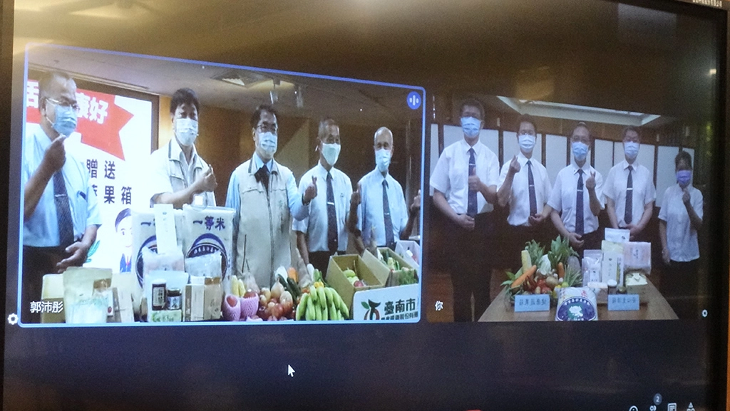 慈濟捐贈台南市政府5880戶弱勢學生家庭暑期「安心生活箱」及「健康蔬果箱」，透過視訊大合照。