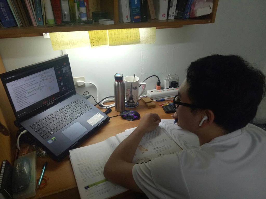 即使無法親自到校上課，仍能和熟悉的老師、同學在線上齊聚一堂。