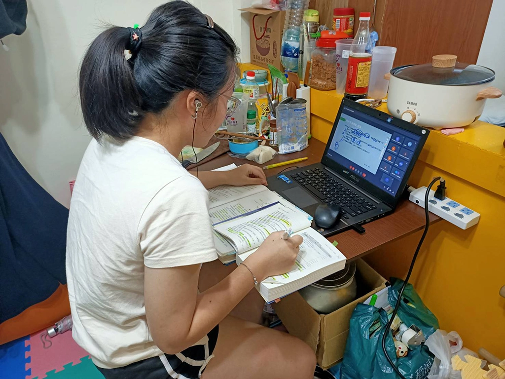 學生在家裡參與線上課程。