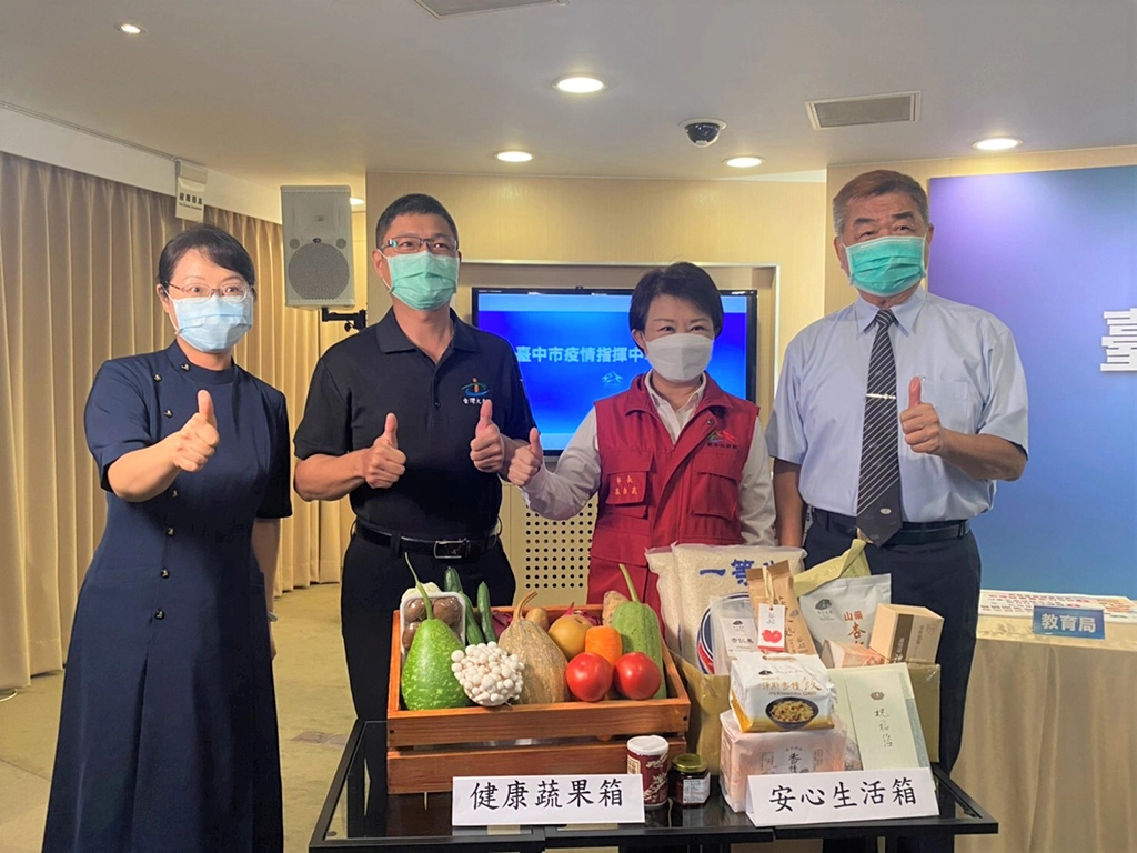 台灣大車隊負責配送到宅，經理張森雄(左二)很感恩能承擔這有意義的事情。(圖為台中市政府提供)