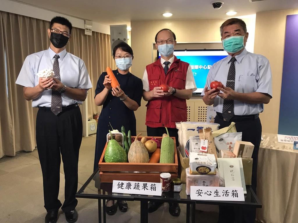 台中市教育局長楊振昇(右二)感謝慈濟志工幫助低收入戶孩子家庭。(圖為台中市政府提供)