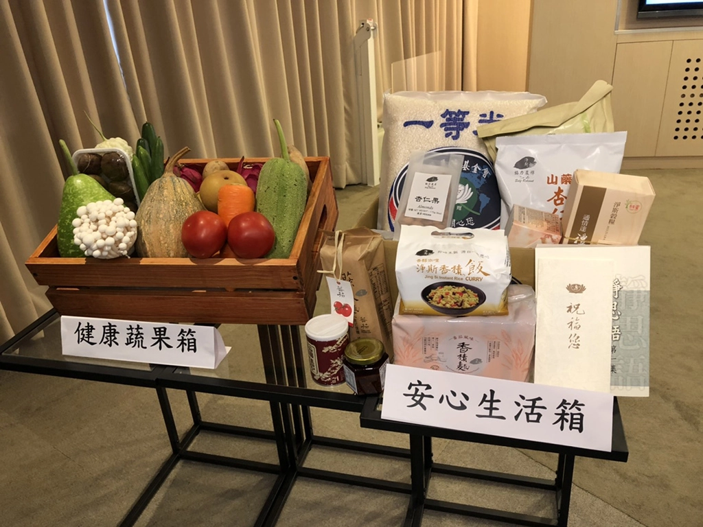慈濟提供台中市7、8月暑假期間7500戶弱勢學童家庭「安心生活箱」、「健康蔬果箱」。