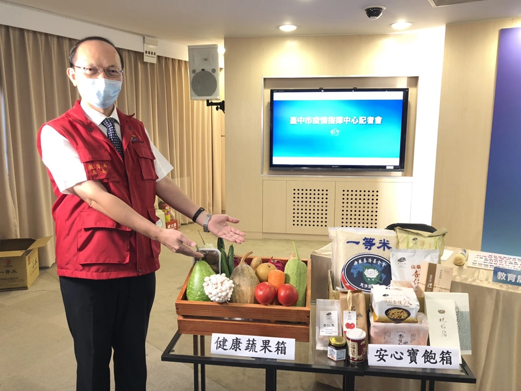台中市教育局長楊振昇感謝學校老師幫忙聯繫低收入戶孩子、台灣大車隊協助配送到宅，以及各單位協助。(攝影：許美惠)