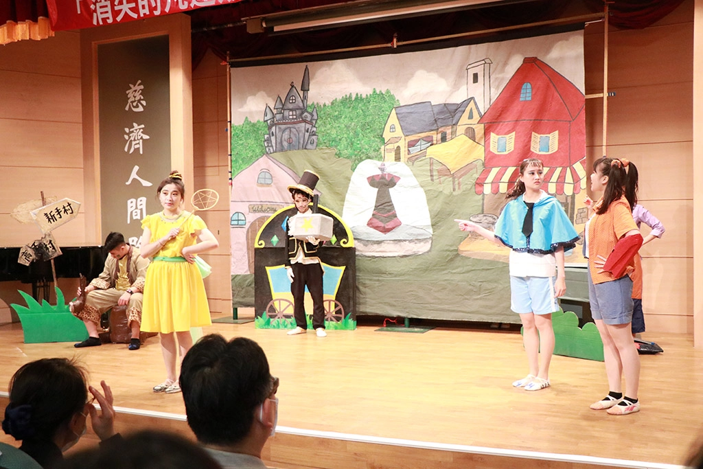 YABI劇團每次巡演都受到國小學童熱烈歡迎，今年國小場的展演，包括有3/9(二)鳳林鄉鳳林國小、3/15(一)宜蘭育才國小、3/19(五)瑞穗鄉瑞穗國小、3/22(一)秀林鄉文蘭國小連續4場演出。