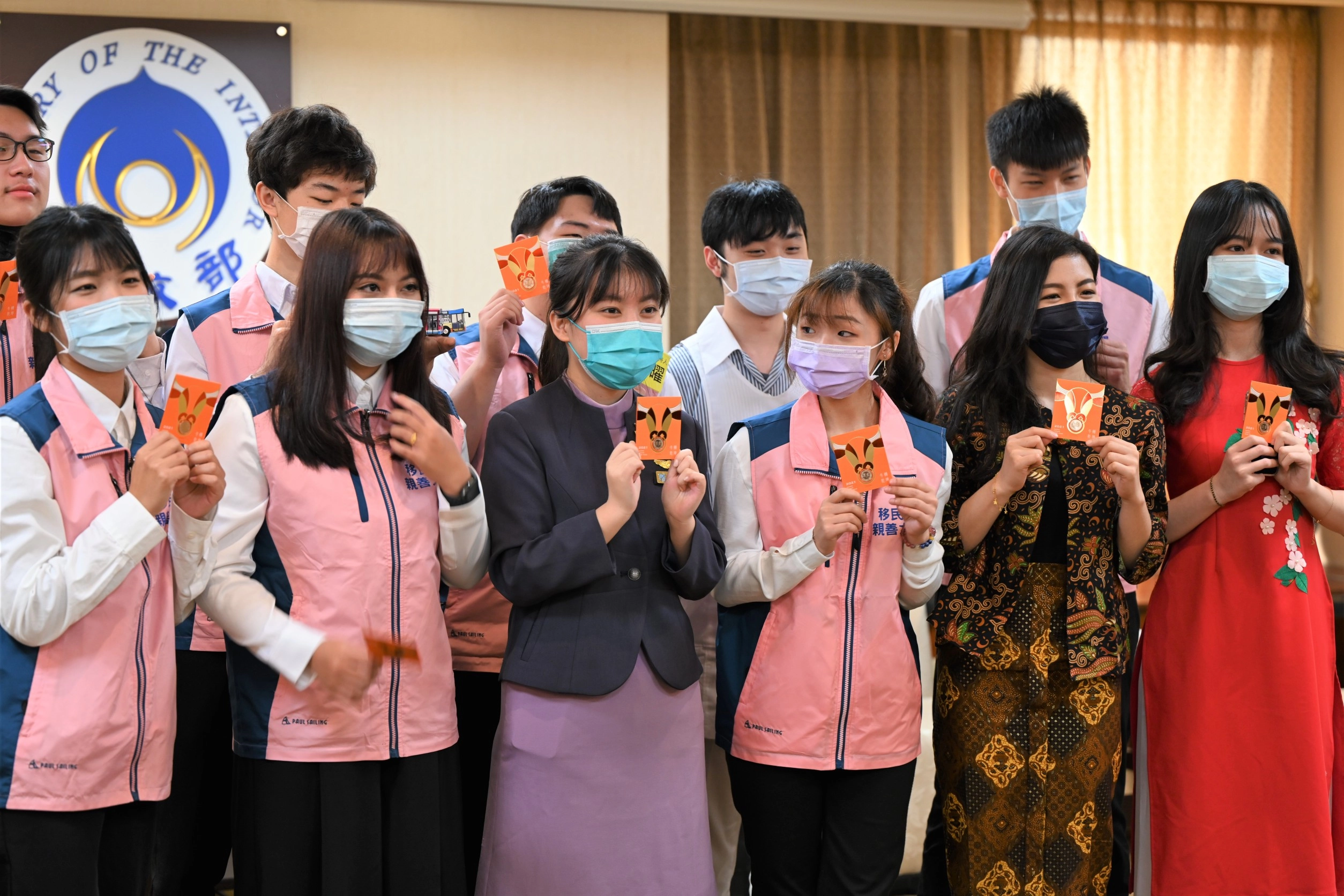 李倚瑄就讀大學航空服務相關科系，課餘時間也熱中參與各類公益服務活動，目前是「新住民二代親善大使團」成員。