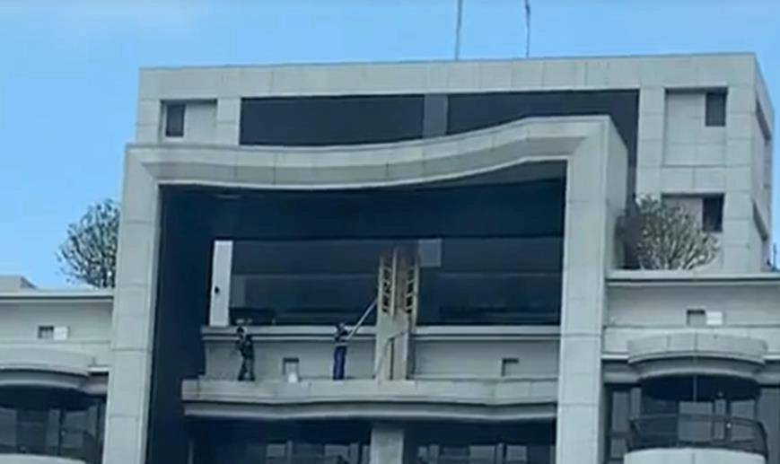 圖說二：仍有藝高人膽大的勞工，在外牆邊緣從事作業時，無任何墜落災害防止措施，北市勞動局長陳信瑜嚴正表示，若發生死亡，業者最高可處3年以下有期徒刑、30萬元以下罰金。