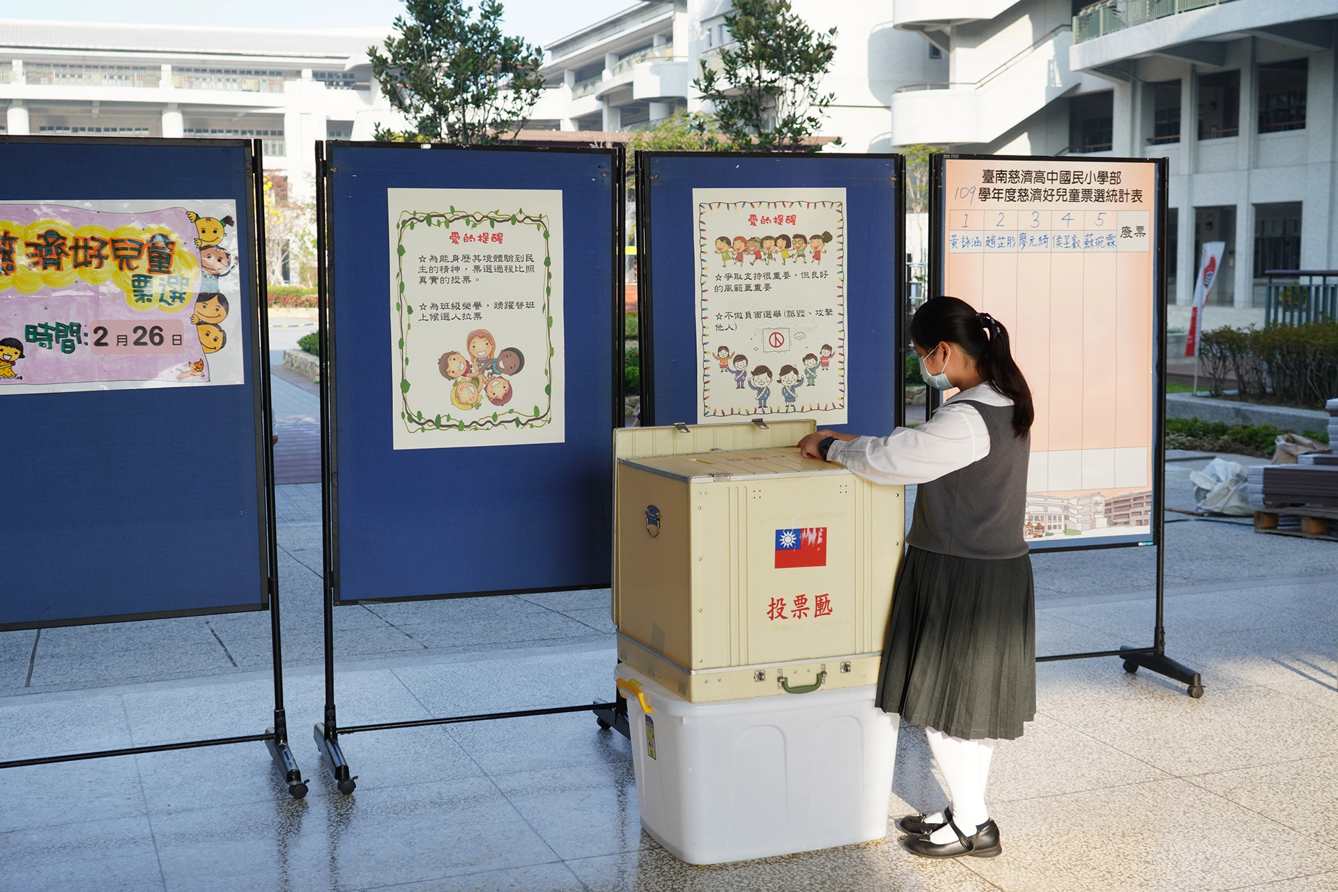 圈選完心中理想的候選人後投下手上的這一票。