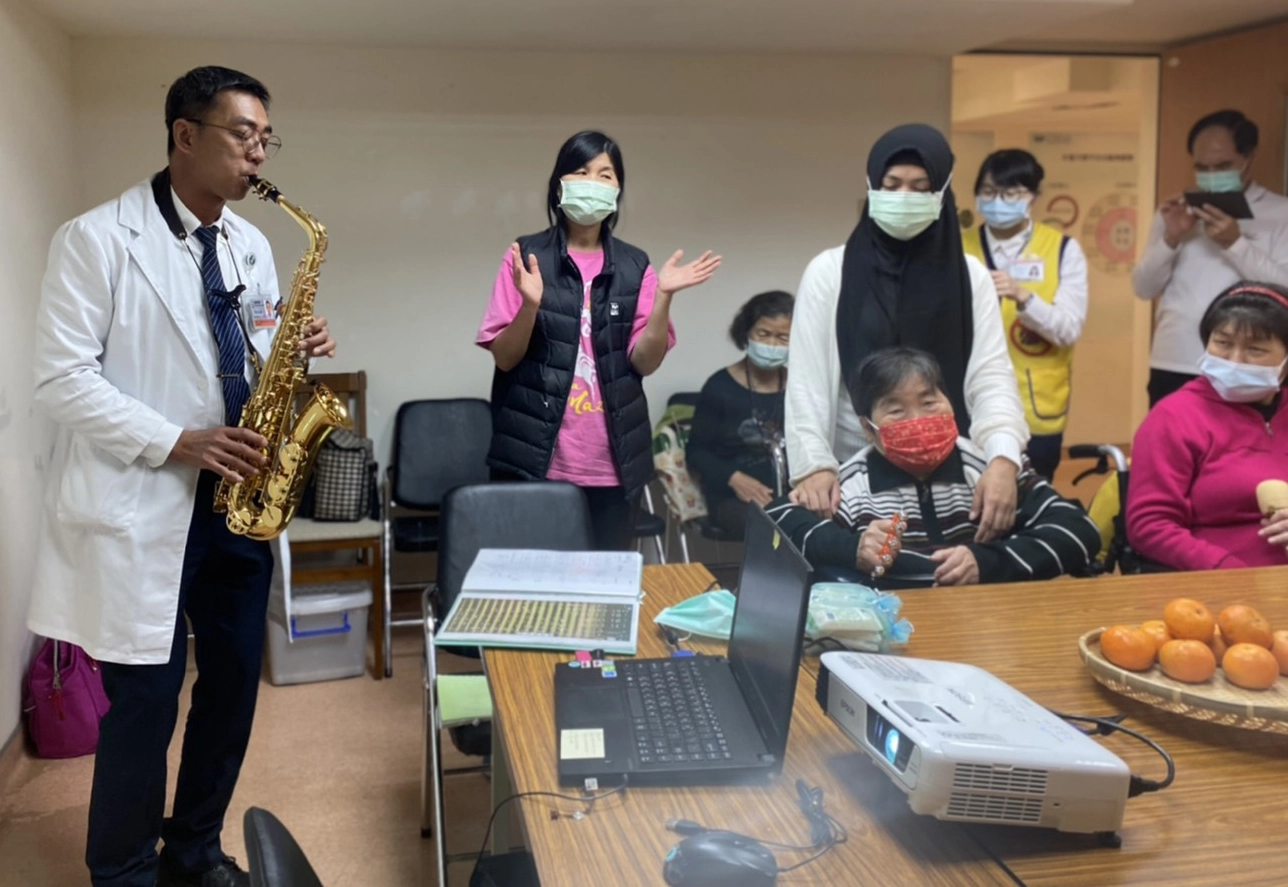 傅進華醫師以薩克斯風吹奏雨夜花、望春風等長輩熟悉的歌謠，為新年度失智據點活動揭開序幕。