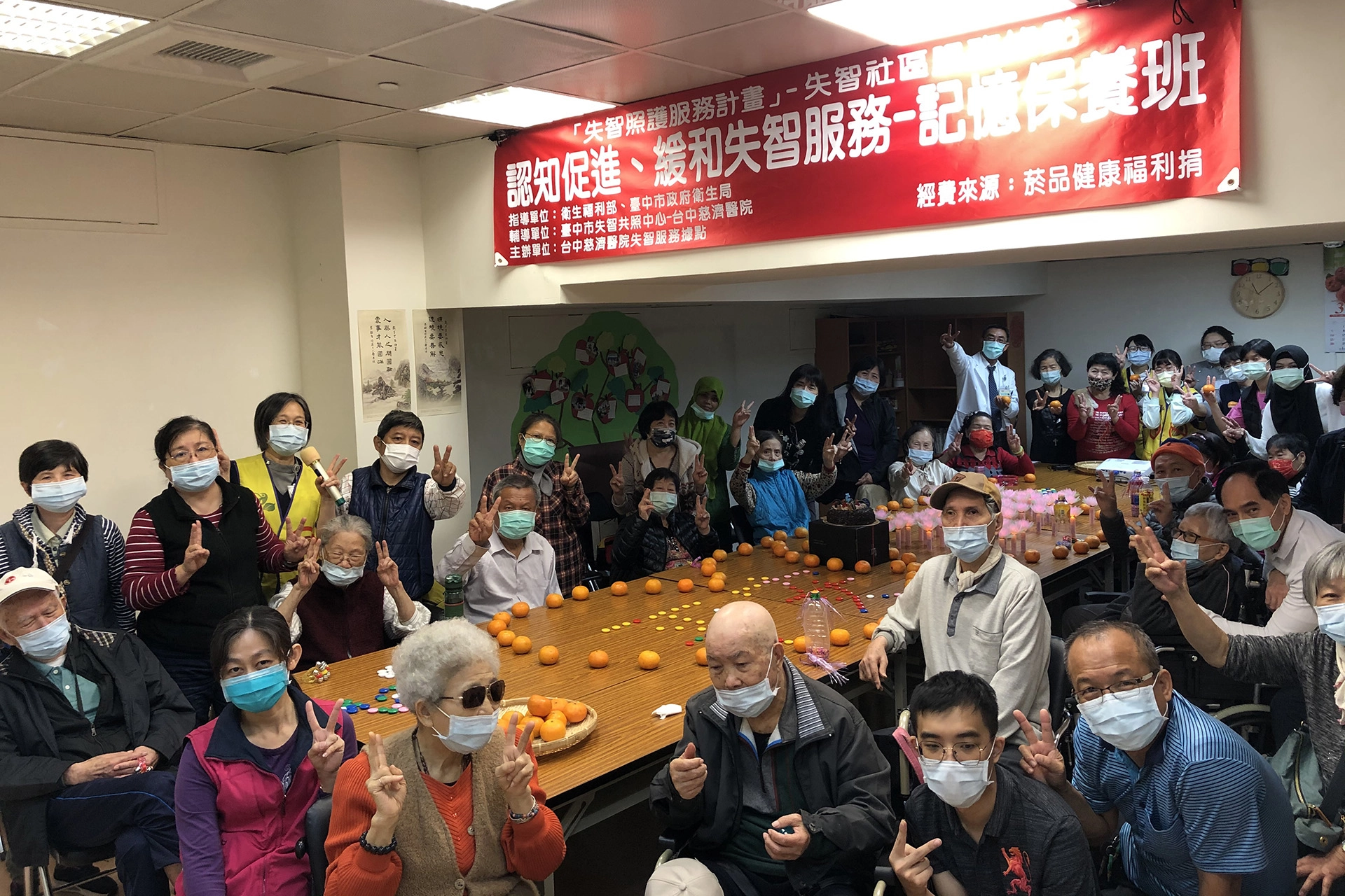 全體學員與家屬開心合影。