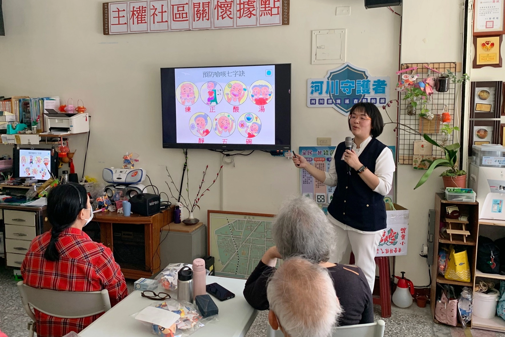 高齡暨社區醫學部社區健康中心與輕安居團隊聯手走入社區據點推廣「預防嗆咳七字訣」。