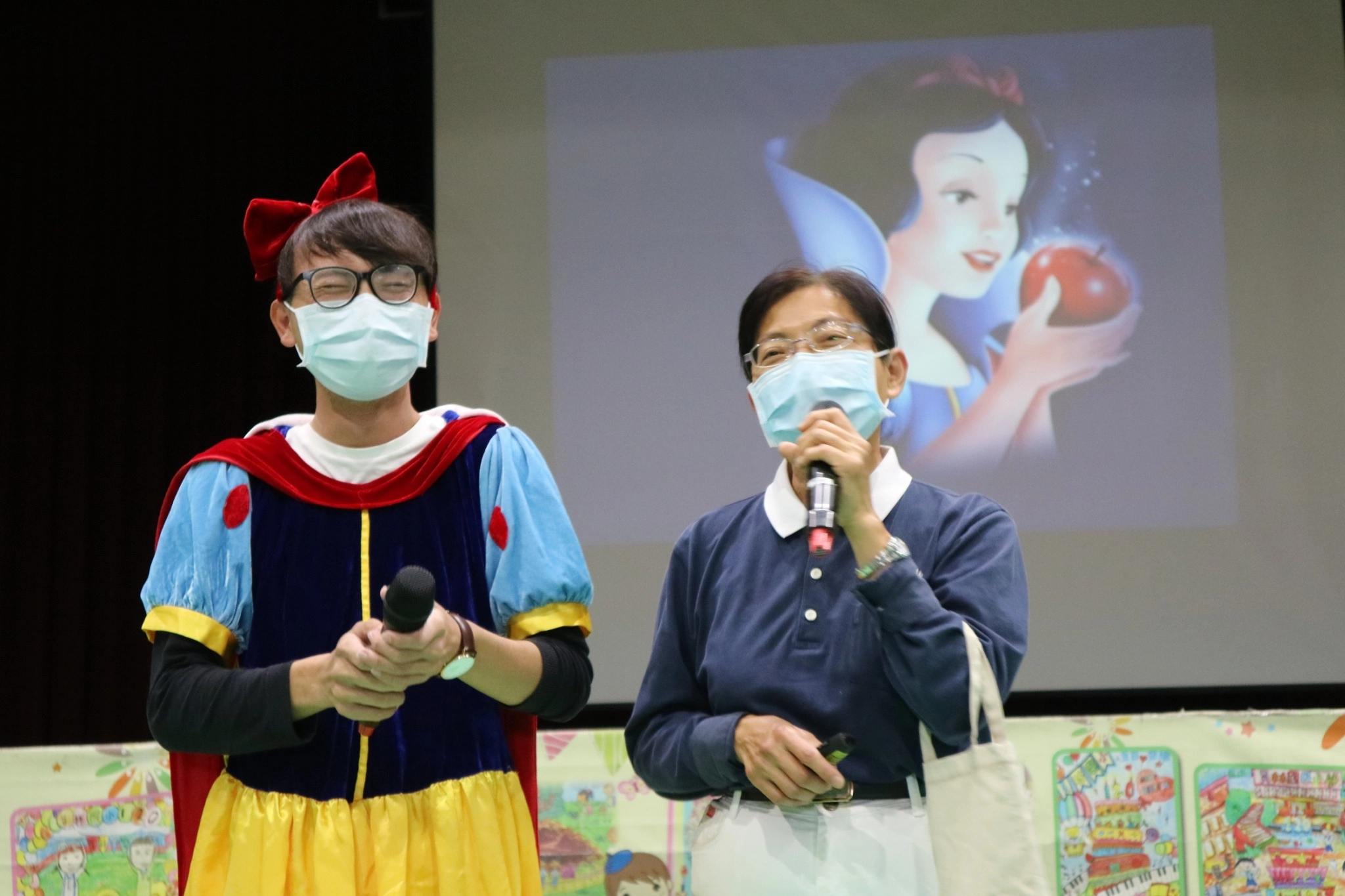 白雪公主一出場引起一陣騷動，白雪公主是著名格林童話，因為喜歡吃蘋果 又善良，所以吃了陌生人提供又紅又甜的「毒」蘋果後…藉由此加深學生印象。
