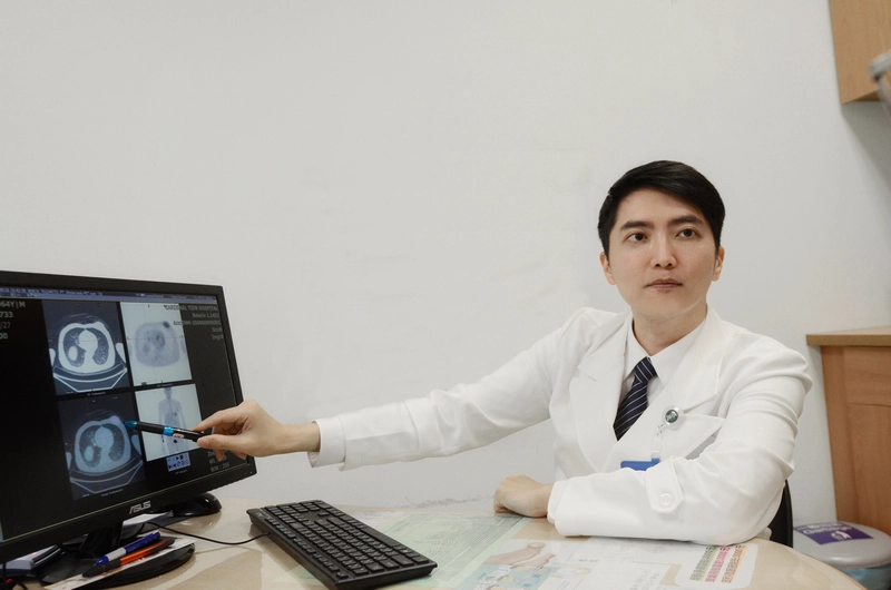 整形外科李京軒醫師說明，因傳統植皮方式不利後續放射線治療，因此醫療團隊決定以病人自體闊背肌皮瓣做移植。