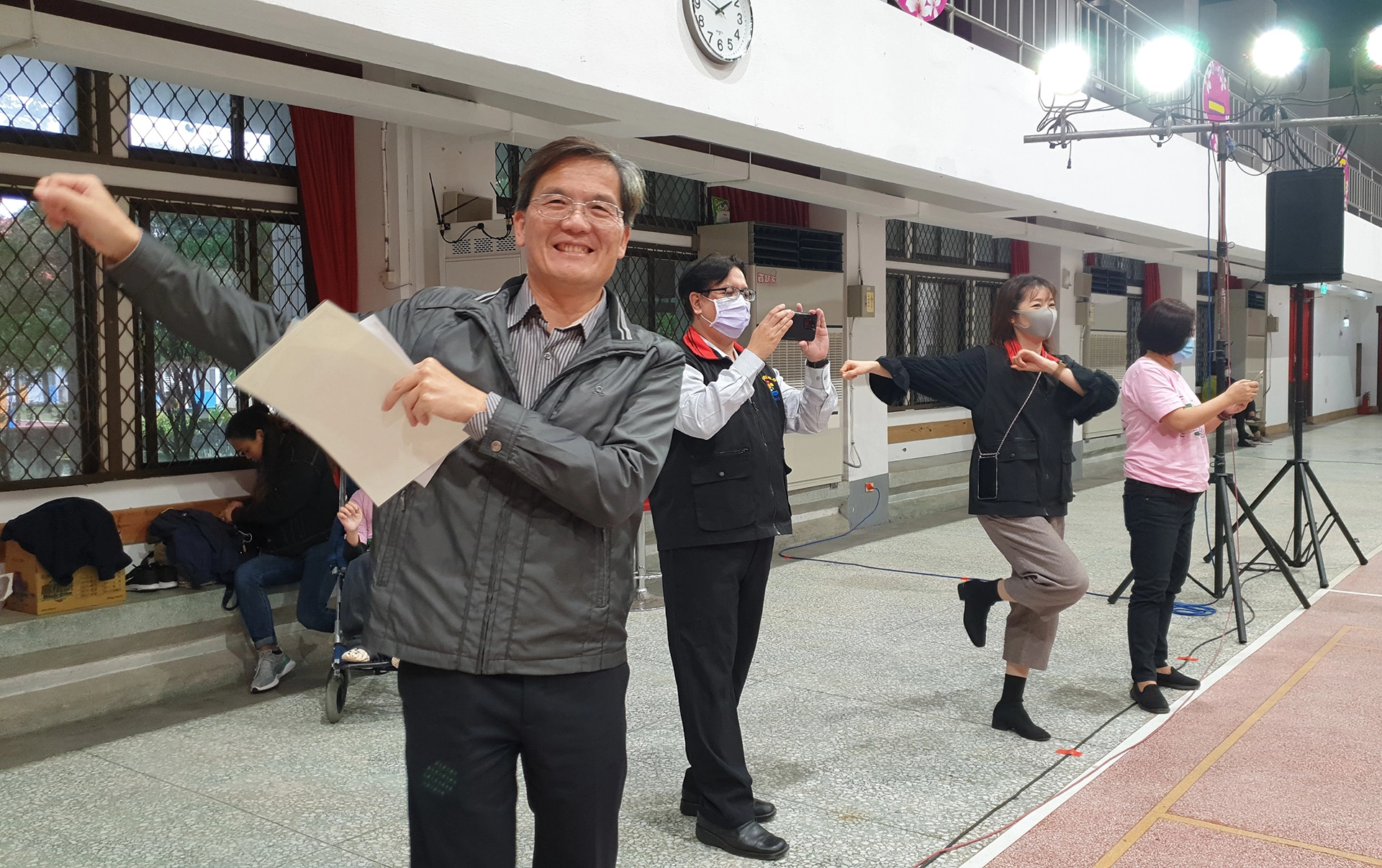 鳳林國小校長李國清致詞表示，這是鳳林國小活動中心重新整修開幕後最好看的第一場戲，也邀請鄰近北林國小和大榮國小的小朋友一起來，