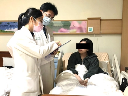 何宗融（花蓮慈濟醫院副院長）與蘇三華（中醫部住院醫師）共同為病患看診