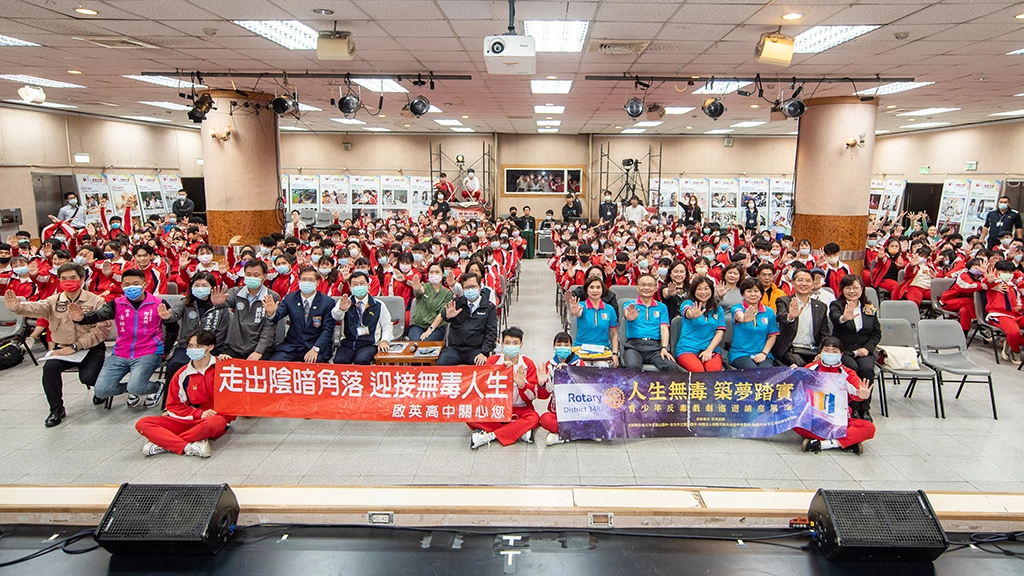 市長與啟英高中師生合影