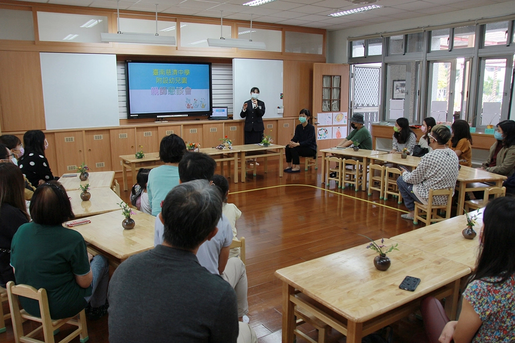 家長踴躍出席，關心園所這學期的課程活動。