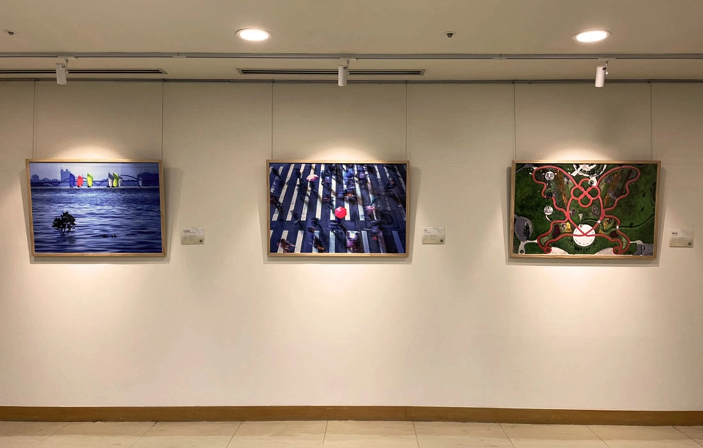 「凝視新北」攝影展涵括自新北市美展歷年評審老師及得獎者精選出眾多知名攝影師及一般市民由新北觀點出發的人文活動與自然風光作品，以多元視角回看民生經濟、文化活動與這片土地交織出的新北風景記憶。