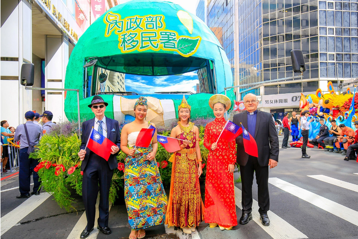 戴啟航(左1)曾參加2017年國慶花車遊行活動，擔任內政部移民署花車親善大使。