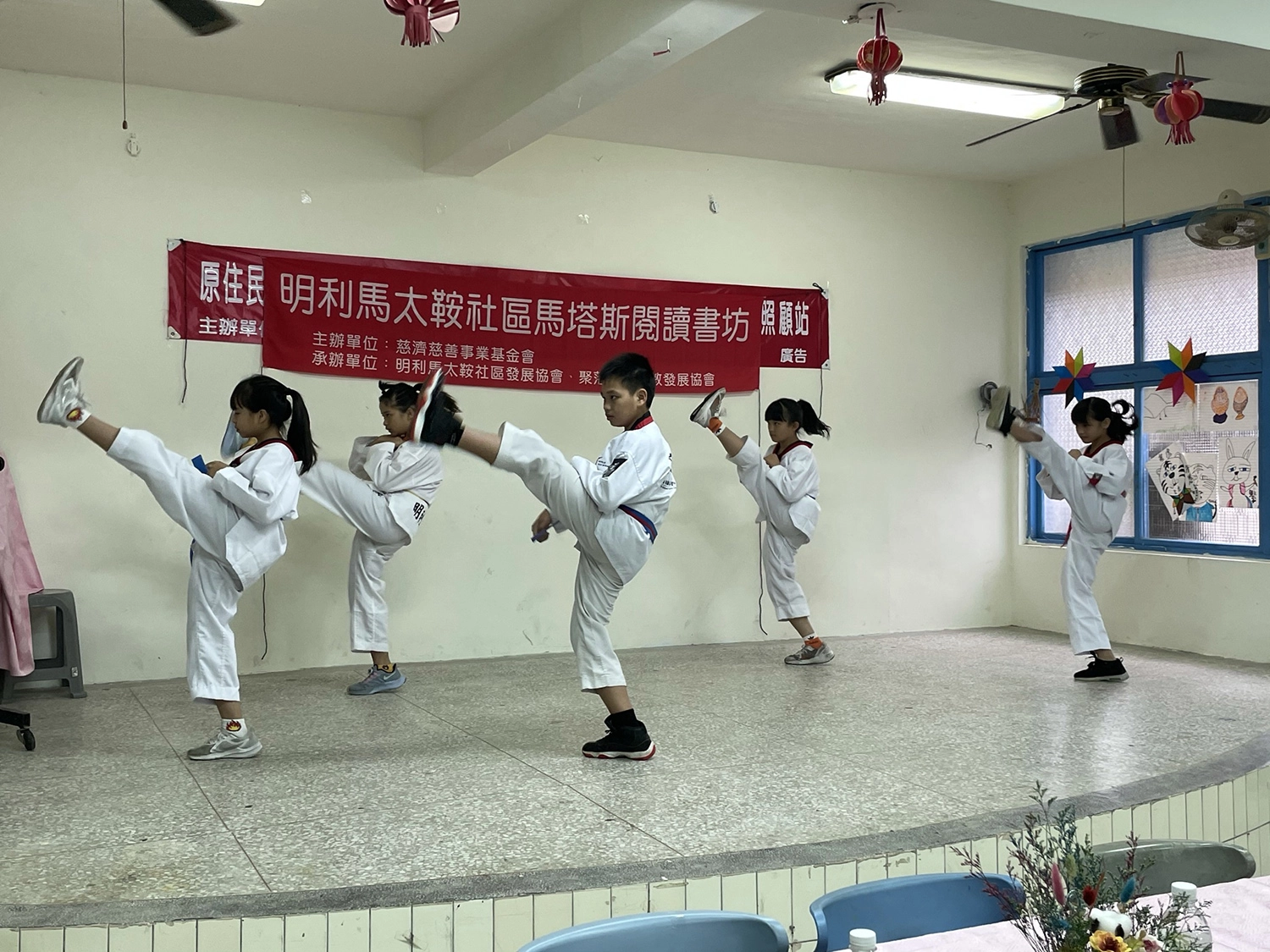 明利國小孩童呈現傳統舞蹈與跆拳道的現代舞，為閱讀書坊啟用增添年輕的氣息。(攝影：劉秋伶)