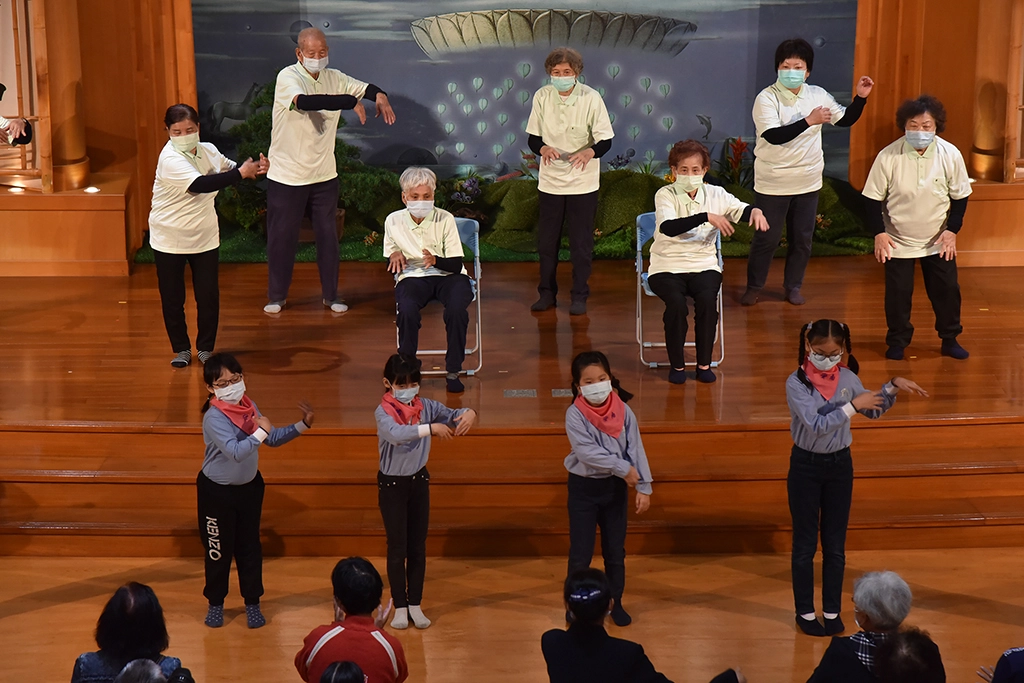 3月14日慈濟在安平聯絡處舉辦感恩祈福會，活動由當地長者、親子班表演揭開序幕。