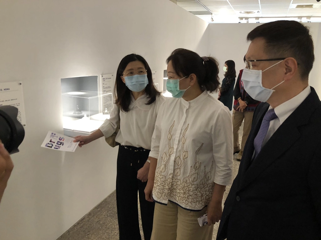教育部鄭文瑤專門委員、花蓮徐榛蔚縣長、中信反毒基金會王卓鈞副董事長討論展示樣品。