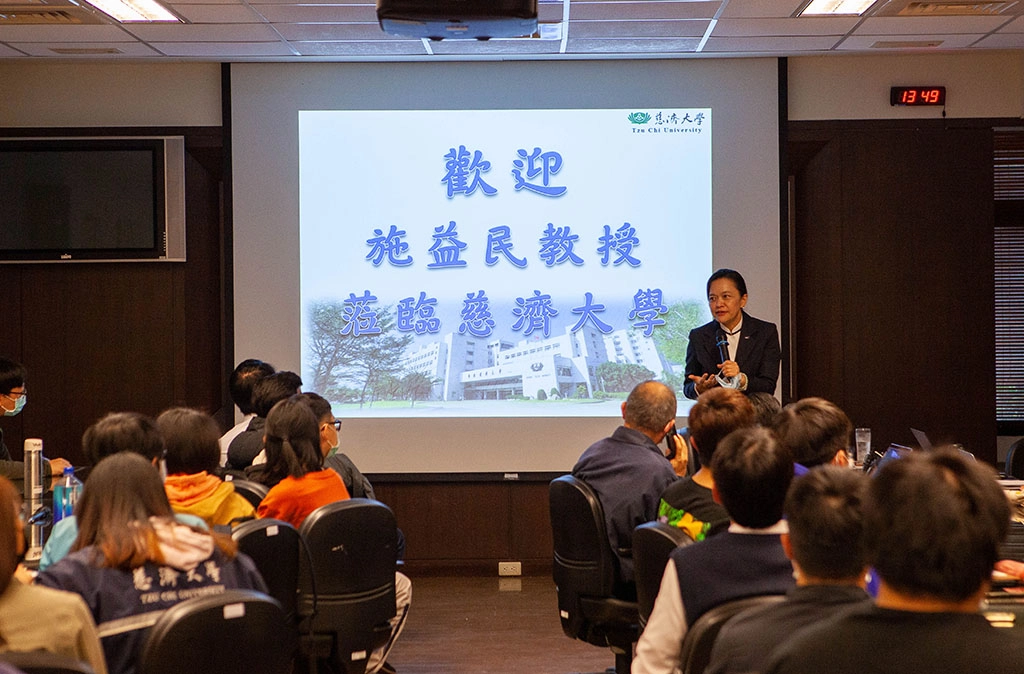 慈濟大學劉怡均校長表示，施益民教授除了研究卓越之外，更擅長攝影、而且深具人文關懷、對宗教及生命也有獨到的見解等。