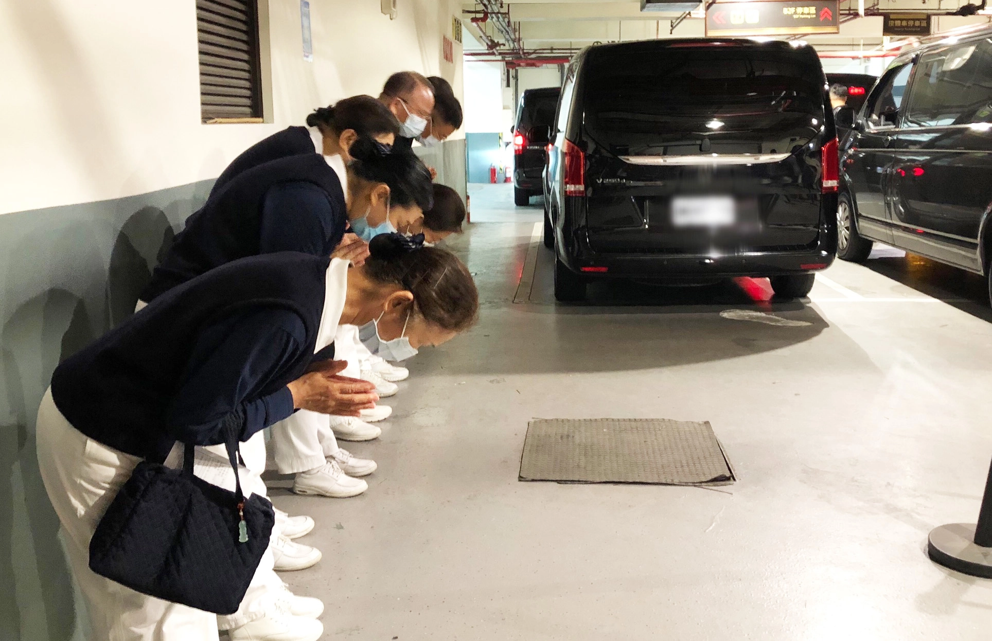 宜蘭蘇澳發生重大車禍，台北慈濟志工在二殯助念迎靈，願亡者靈安。