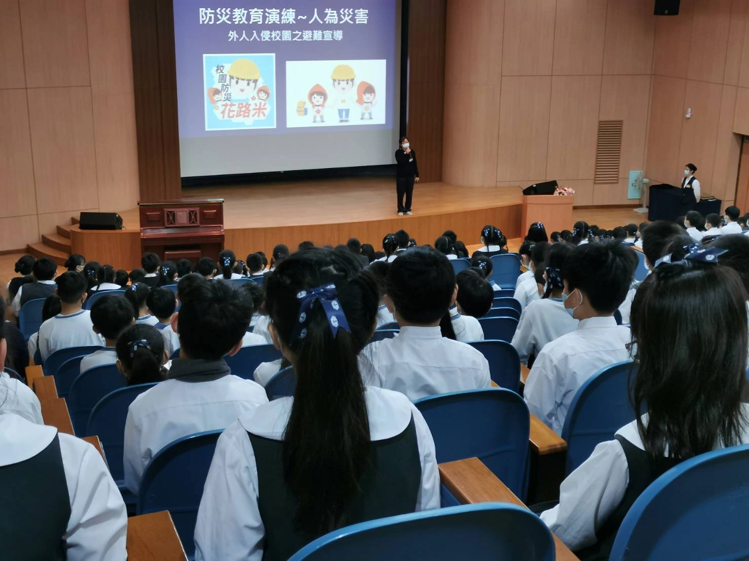 在朝會向全校師生宣導外人入侵的避難方法。