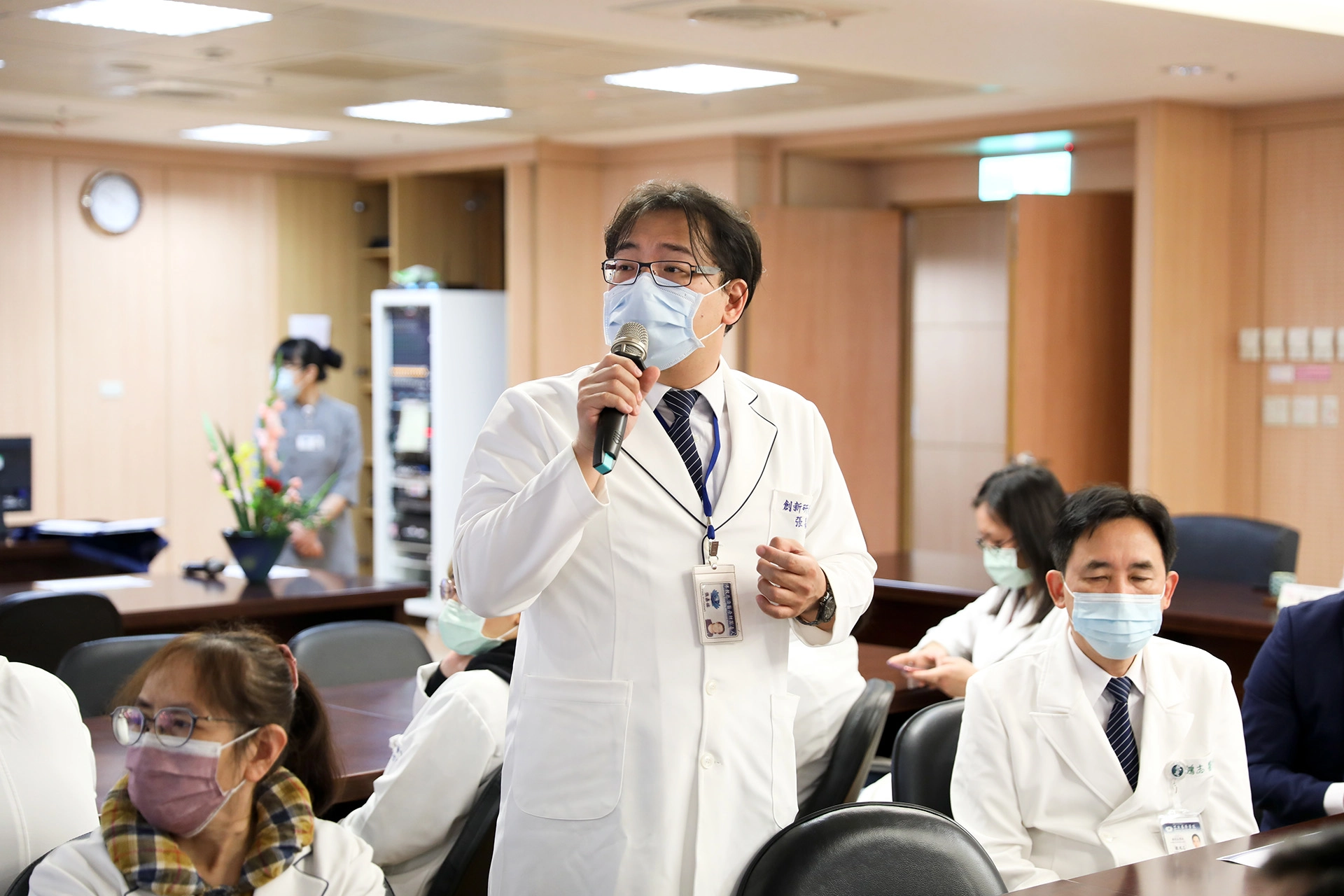 慈濟創新研發中心技術長張嘉佑說明雙方將結合醫療臨床經驗與幹細胞培養技術，進行合作
