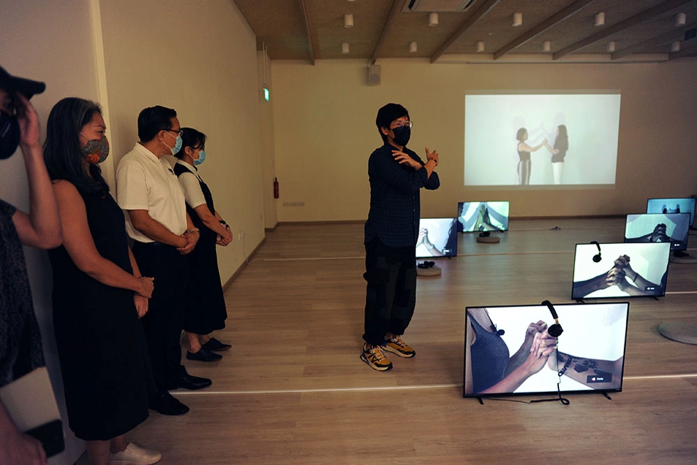 韓明光（右一）向來賓分享創作過程和理念。