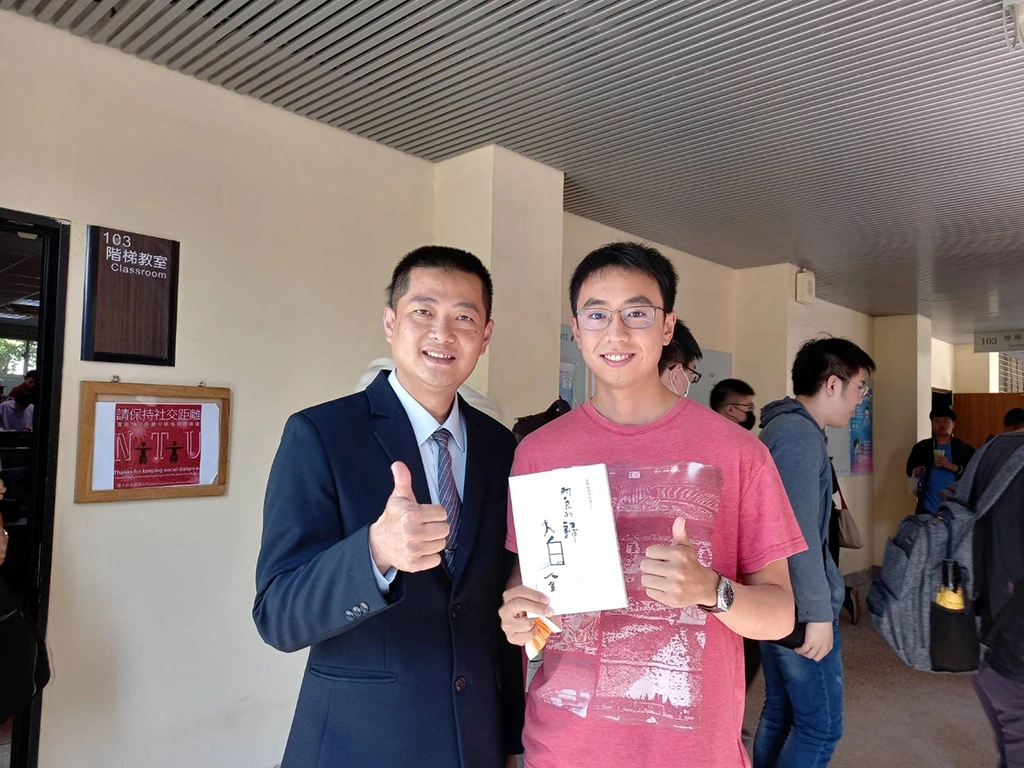 高肇良吸毒犯到反毒志工的人生出書與臺大學生分享。