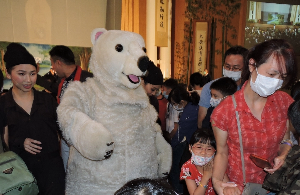 「北極熊」獲得小朋友一致喜愛，也正向表達了氣候變遷與冰川融化，不再是北極圈以內事情，極端氣候猶如連鎖效應，在世界各地以不同方式降臨在人類的生活圈。