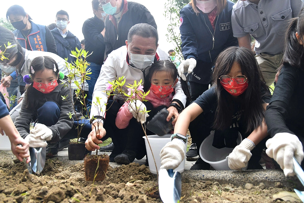 市府與新北市野鳥協會合作推動「校園生態植樹計畫」，侯友宜市長與永和國小師生共同種下百株樹種。