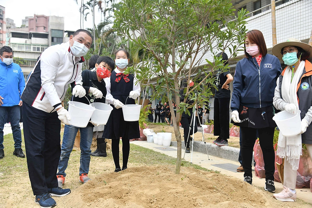 侯友宜市長親自種下楊梅樹種，讓校園裡的喜鵲有一個舒適的家。