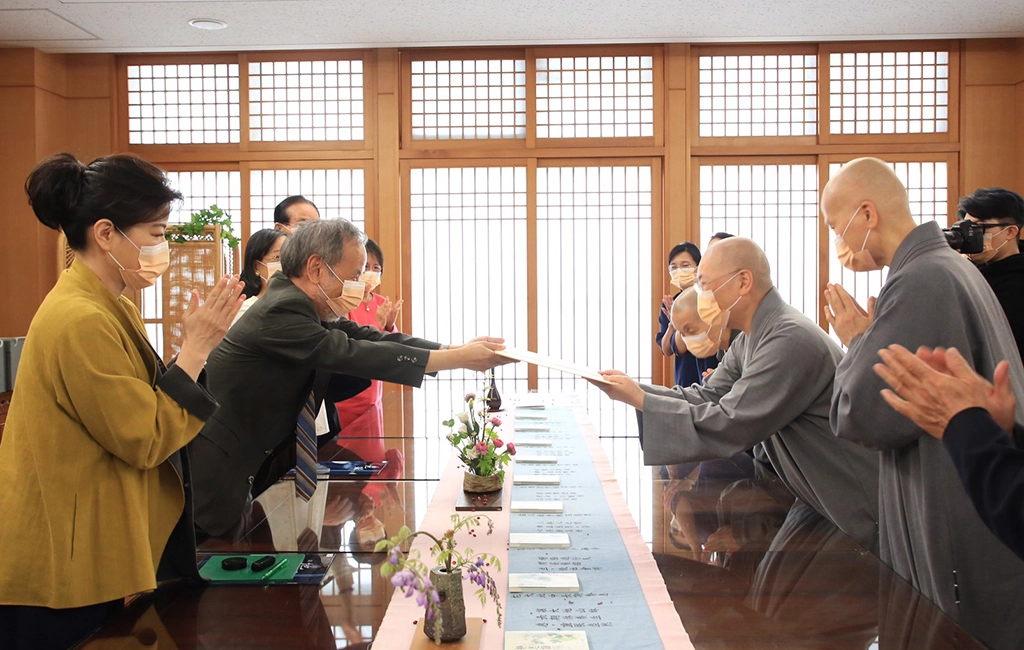 音樂家黃輔棠3月21日上午正式將用靜思語譜成的曲授權靜思人文。
