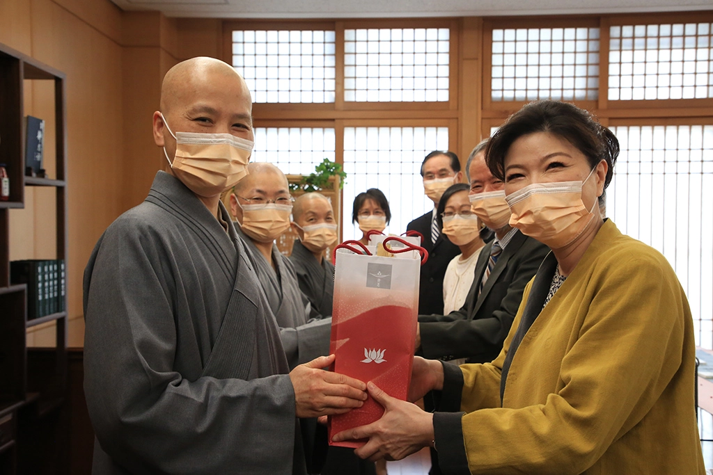 林芳瑾教授的妹妹林芳寬(前排右一)完成姊姊遺志，促成靜思語歌曲，由德慇法師與德（亻凡）法師指導。