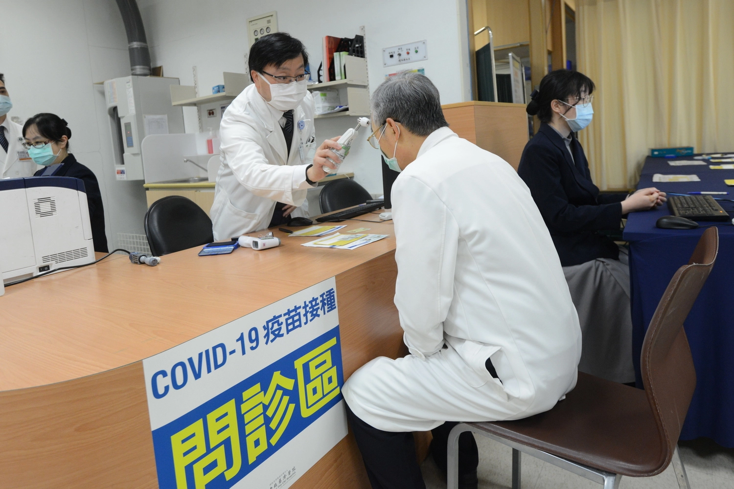疫苗接種前必須先過健保卡，確認符合第一線醫護人員資格，並經由醫師問診評估後，方能接種疫苗。