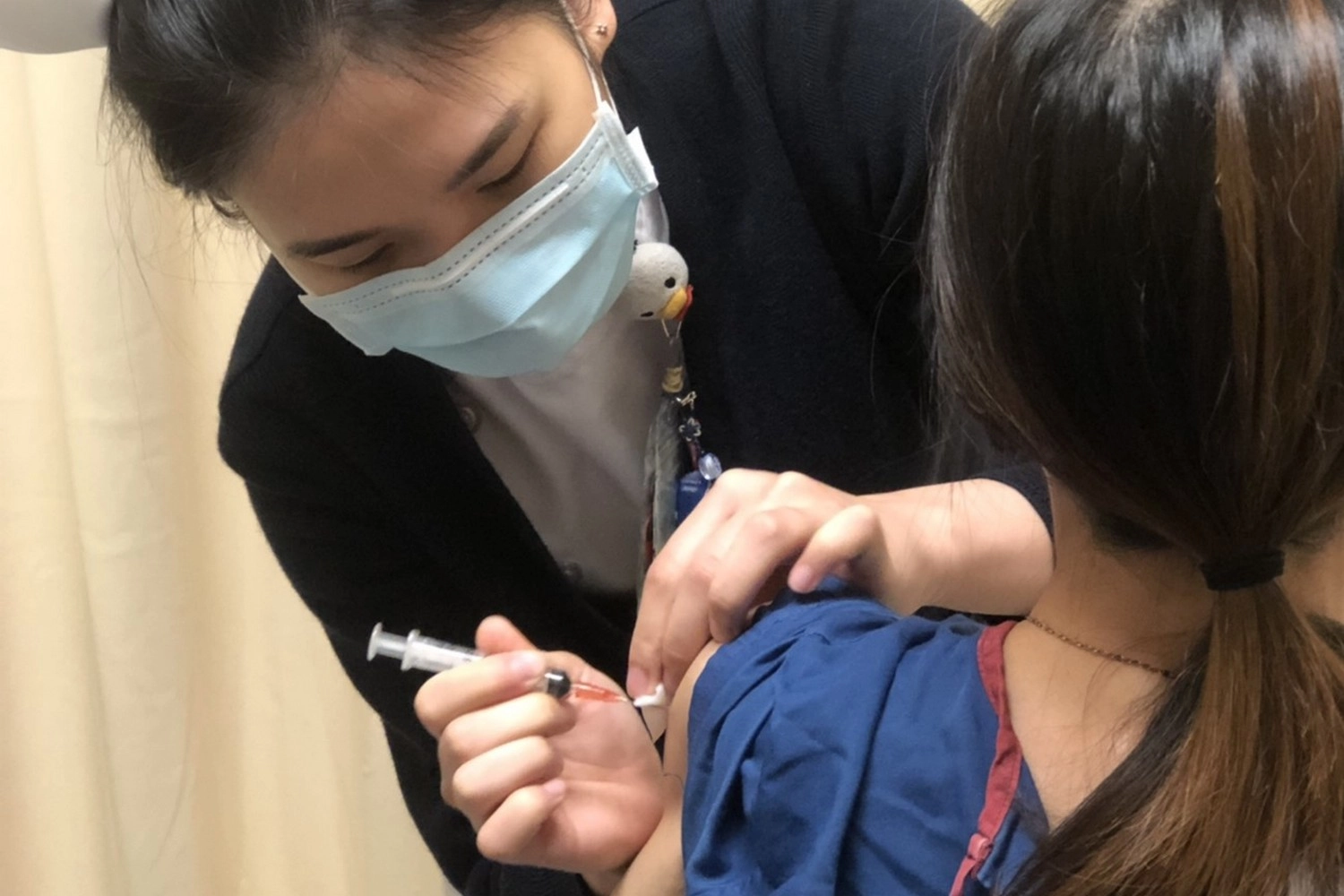 一線護理師們也紛紛表示，盡速接種疫苗才能有防護力，保護好自身健康才能守護病人健康。