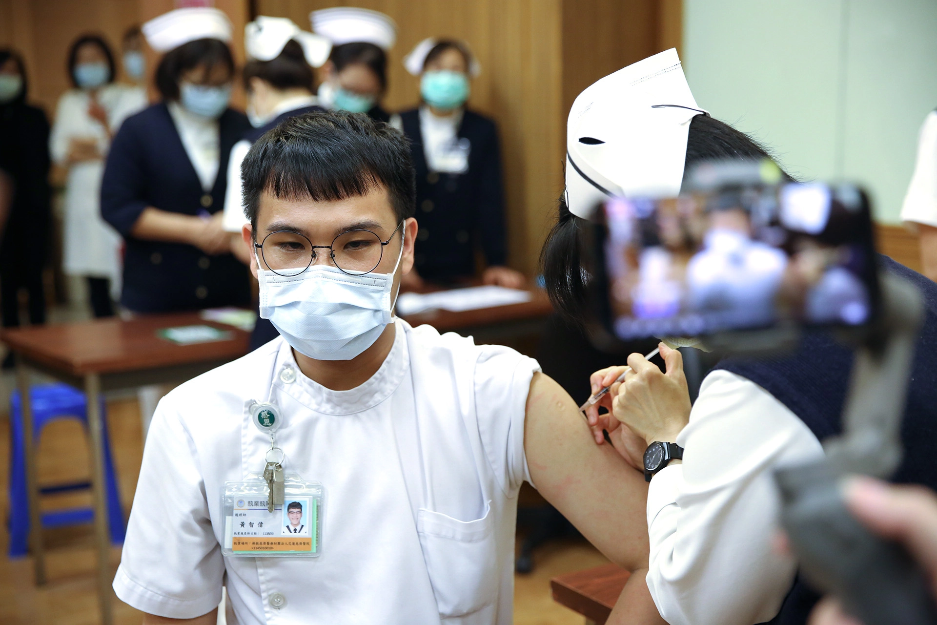 22歲的黃智偉護理師接收施打