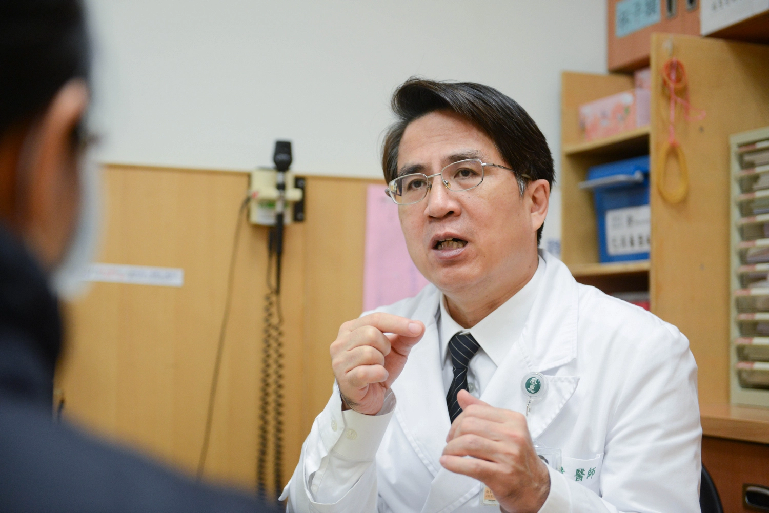 徐賢達主任看診照。