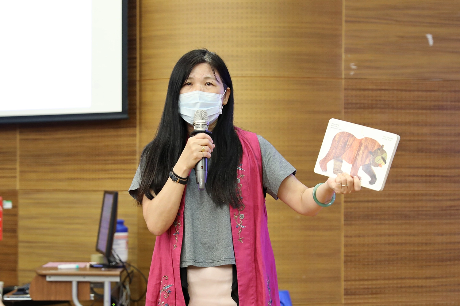 花蓮慈濟醫院婦產部日前舉辦「媽媽嘉年華」，邀請幼兒教育專家施淑娟教授，教導媽媽們如何說故事給孩子聽