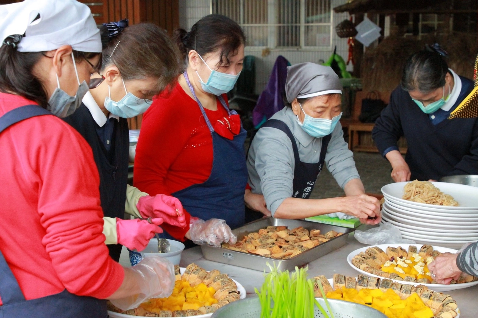 3月24日沙鹿慈濟志工製作營養美味的蔬食料理，送往臺中清泉崗空勤總隊基地餐廳。