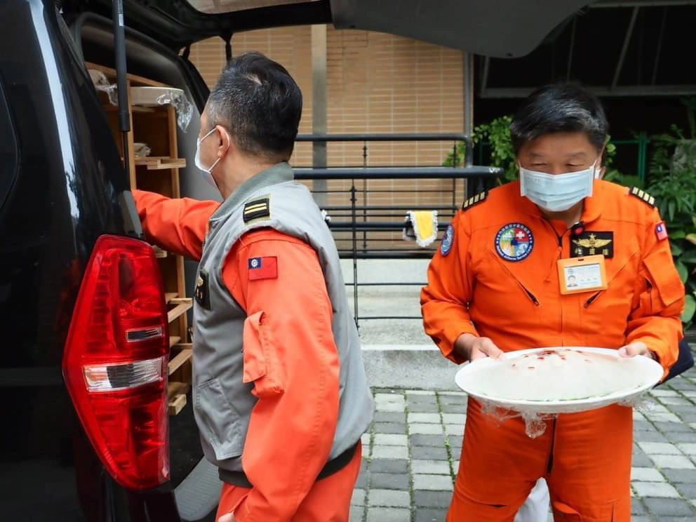 3月24日沙鹿慈濟志工製作營養美味的蔬食料理，送往臺中清泉崗空勤總隊基地餐廳。