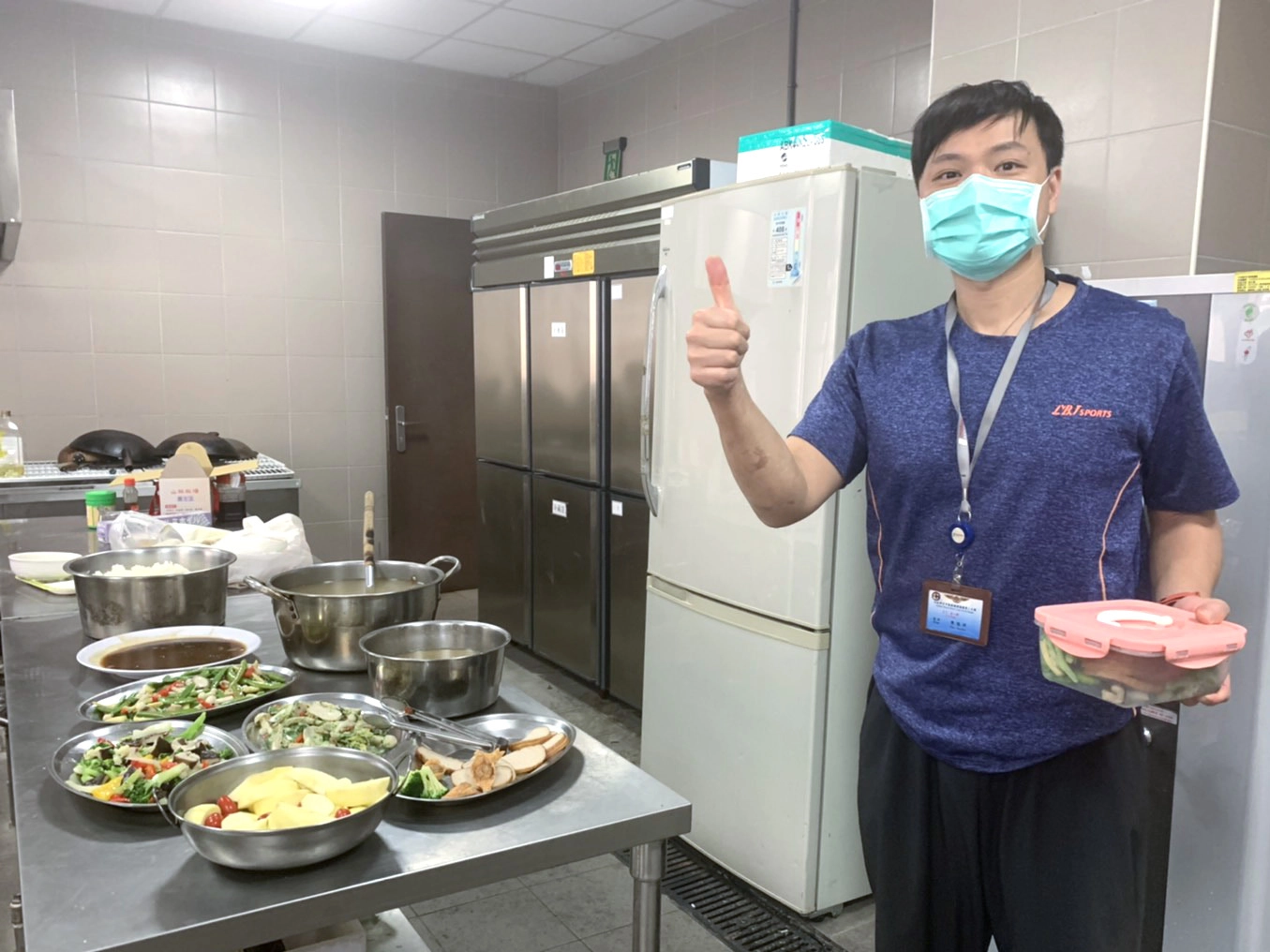 3月24日沙鹿慈濟志工製作營養美味的蔬食料理，送往臺中清泉崗空勤總隊基地餐廳。