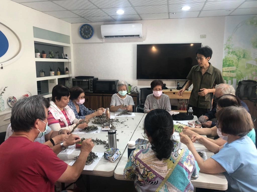 於社區大學授課。
