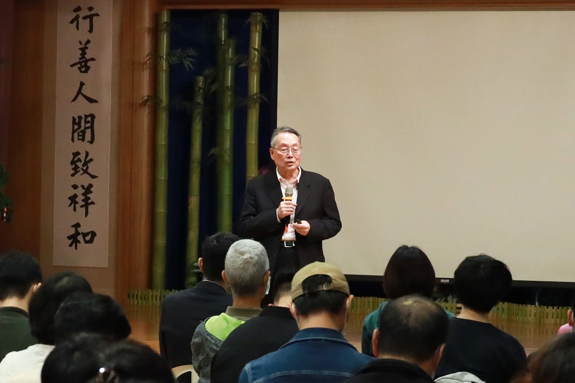 施振榮長期關心台灣永續發展與競爭力，樂於分享「王道」理念與思維。