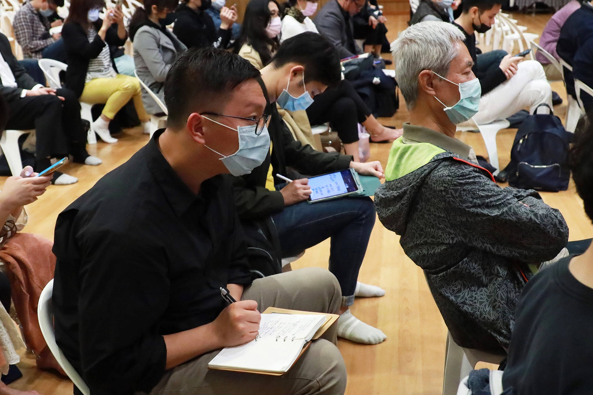 透過跨世代的對話，打破外界認為可能產生代溝的疑慮，反而彼此激盪出更多新的思維與觀念，年輕人勤作筆記。