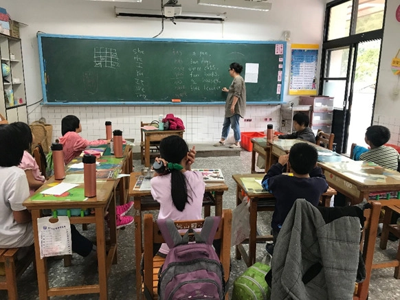 博幼基金會於新竹縣偏鄉學校桃山國小進行英語科分組教學活動。