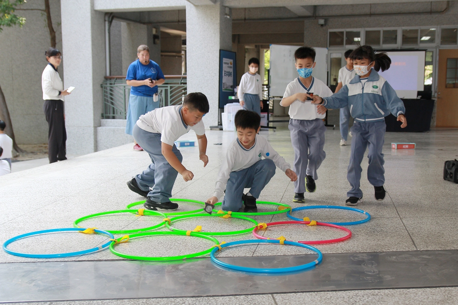 天文遊俠，讓孩子從活動中了解深奧月全食的原理。陳天和攝