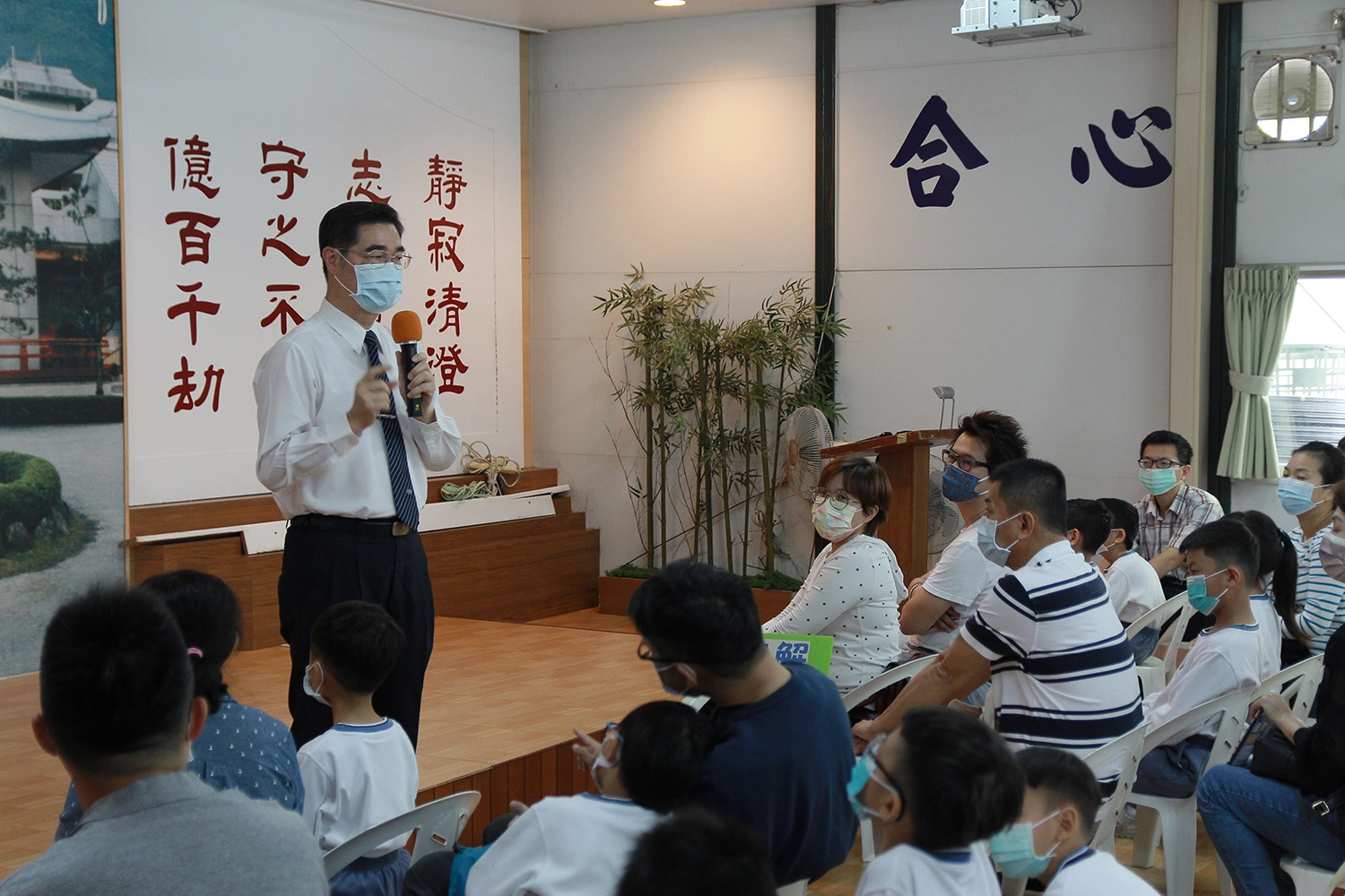 姚智化校長在繁忙公務中仍抽空前來鼓勵並感恩大家的付出。